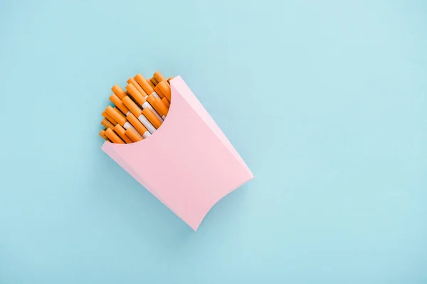 Felülnézet Cigaretta Csomagolt Papír Dobozban Izolált Kék Másolás Tér Francia — Stock Fotó