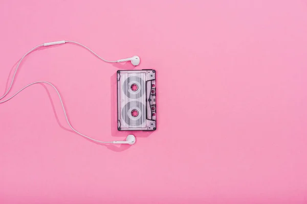 Bovenaanzicht Van Vintage Audio Cassette Met Koptelefoon Roze Met Kopieer — Stockfoto