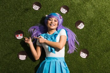 Çim üzerinde yatan ifadeler ile mor peruk Asya anime kız