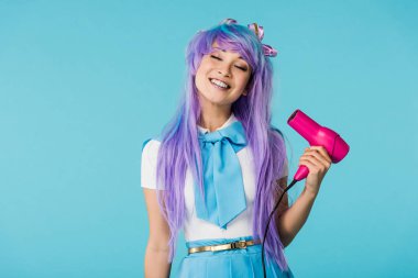Mavi izole kapalı gözleri ile saç kurutma makinesi kullanarak peruk Gülümseyen anime kız