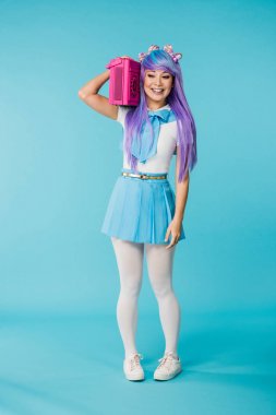 mavi pembe boombox tutan asya anime kız tam uzunlukta görünümü