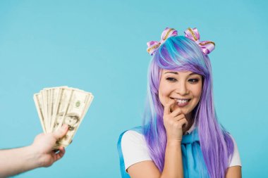 Dolar banknotlar ve mavi izole pensive asya anime kız tutan adam Kırpılmış görünümü