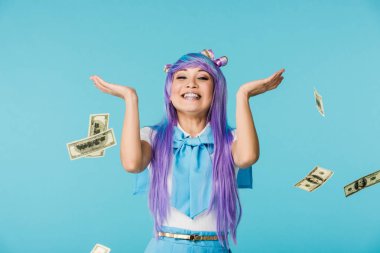 Mavi izole dolar banknotlar ile Heyecanlı asya anime kız
