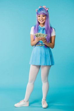 Mavi dolar banknotlar sayma mor peruk asya anime kız tam uzunlukta görünümü
