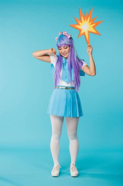 Mavi üzerinde memnun asya anime kız tam uzunlukta görünümü