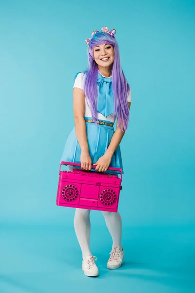 Full Längd Bild Asiatiska Anime Girl Holding Pink Boombox Blå — Stockfoto