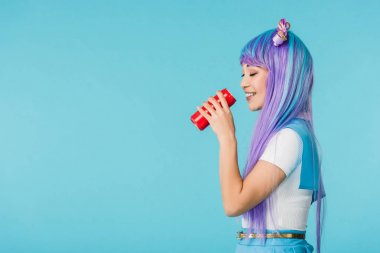 Anime kız içme içecek yan görünümü mavi izole
