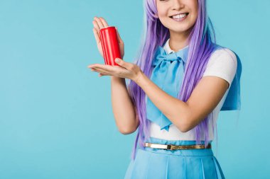 Anime kız mavi izole içecek ile can tutan Kırpılmış görünümü