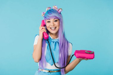 Gülümseyen asya anime kız telefonda konuşurken mavi izole
