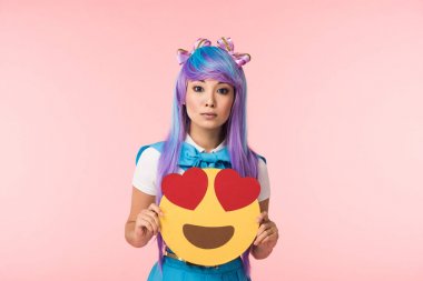 Mor peruk lu Anime kız pembe izole aşık ifade tutan
