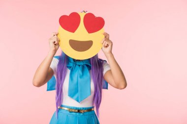Mor peruk lu Anime kız pembe izole aşık ifade tutan