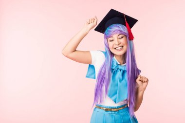 Mor peruk ve akademik kap pembe izole gülümseyen Anime kız