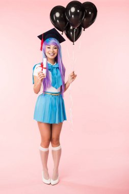 Akademik kap pembe diploma ve siyah hava balonları tutan anime kız tam uzunlukta görünümü