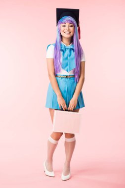Pembe üzerinde evrak çantası tutan akademik kap gülümseyen anime kız tam uzunlukta görünümü