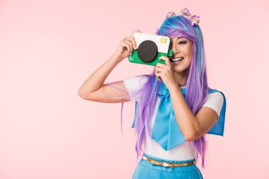 Pembe izole karton kamera tutan mor peruk gülümseyen asya anime kız
