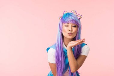 Asya anime kız hava öpücük gönderme ve pembe izole göz kırpma