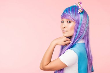 Mor peruk pretty asya anime kız pembe izole kamera bakıyor