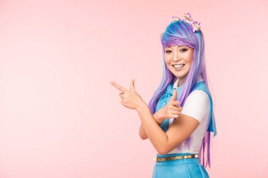 Pembe izole parmakları ile işaret mor peruk neşeli anime kız