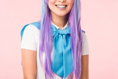 Pembe izole peruk gülen anime kız Kırpılmış görünümü