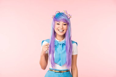 Pembe üzerinde gülümseyen mor peruk mutlu asya anime kız