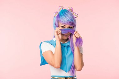 Asya anime kız pembe izole saç ile yüz kapsayan