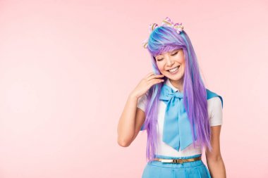 Peruk güzel anime kız pembe izole kapalı gözleri ile gülümseyen