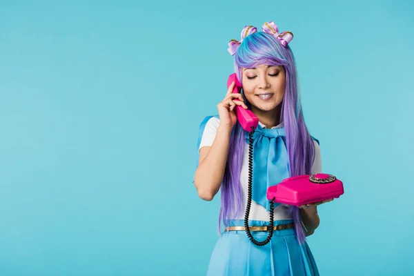 Glimlachend Anime Meisje Praten Telefoon Met Gesloten Ogen Geïsoleerd Blauw — Stockfoto