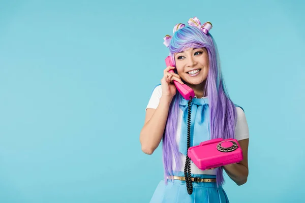 Sonriente Asiático Anime Chica Hablando Por Teléfono Aislado Azul — Foto de Stock