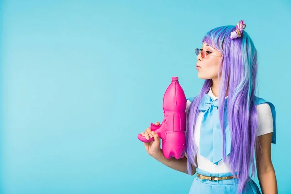 Asiático Anime Chica Peluca Gafas Celebración Agua Pistola Aislado Azul — Foto de Stock