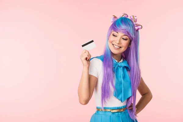 Sorrindo Asiático Anime Menina Roxo Peruca Segurando Cartão Crédito Isolado — Fotografia de Stock