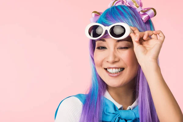Lächeln Anime Mädchen Mit Perücke Und Sonnenbrille Isoliert Auf Rosa — Stockfoto