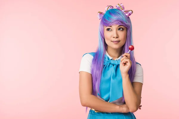 Dreamy Asiatico Anime Ragazza Parrucca Holding Lecca Lecca Isolato Rosa — Foto Stock