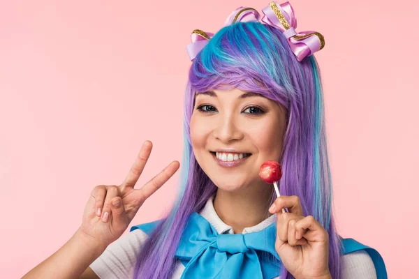 Feliz Ásia Anime Menina Segurando Pirulito Mostrando Paz Sinal Isolado — Fotografia de Stock