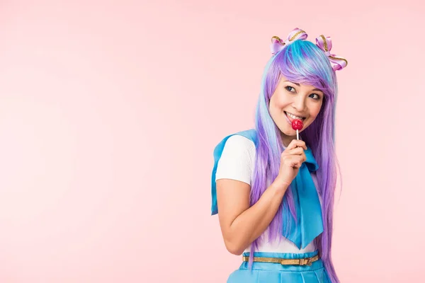 Szczęśliwy Asian Otaku Dziewczyna Wig Jedzenie Lizak Izolowany Różowy — Zdjęcie stockowe