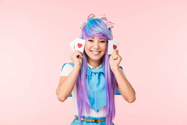 Szczęśliwy Asian Anime Dziewczyna Purpurowy Wig Trzyma Karty Serca Izolowane — Zdjęcie stockowe
