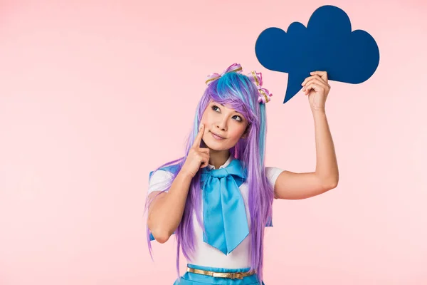 Pensive Asiatiska Anime Girl Holding Att Bubbla Isolerad Blå — Stockfoto