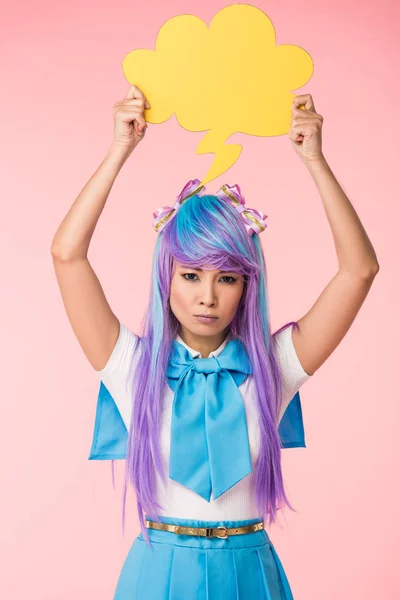 悲伤的亚洲动漫女孩拿着黄色的思想泡沫在粉红色 — 图库照片