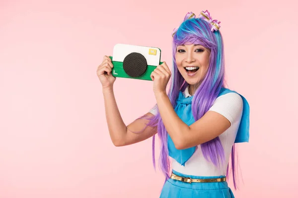 Souriant Asiatique Anime Fille Pourpre Perruque Tenant Caméra Carton Isolé — Photo