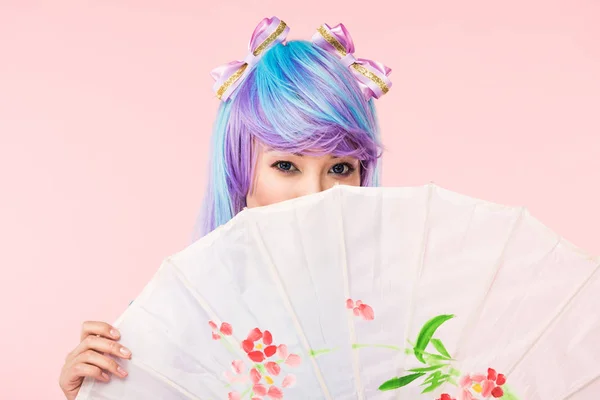 Asiatische Anime Mädchen Perücke Hält Papierschirm Isoliert Auf Rosa — Stockfoto