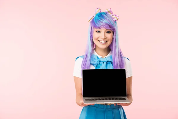 Lächelnd Asiatische Anime Mädchen Perücke Zeigt Laptop Mit Leeren Bildschirm — Stockfoto