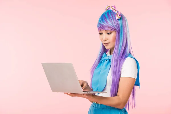 Beautiful Anime Girl Purple Wig Using Laptop Isolated Pink — Stock Photo, Image