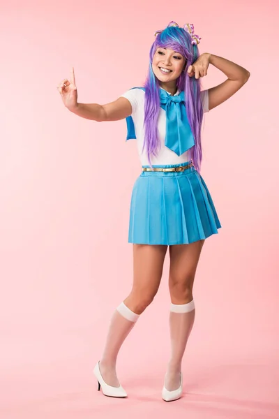Celý Pohled Hezkou Anime Dívku Paruce Námořnické Kombinéze Stojící Růžovém — Stock fotografie