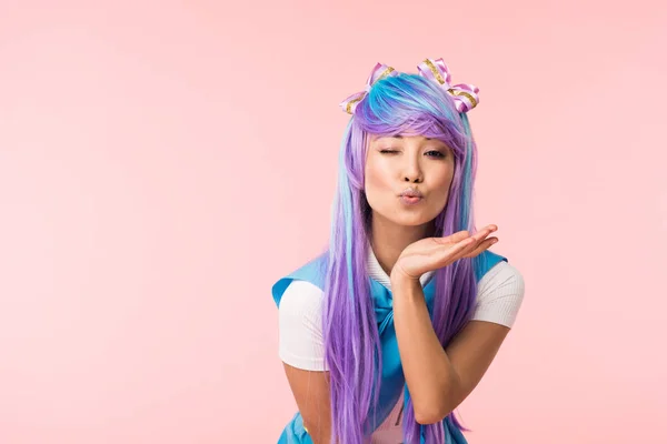 Asiatische Anime Mädchen Senden Luftkuss Und Zwinkert Isoliert Auf Rosa — Stockfoto