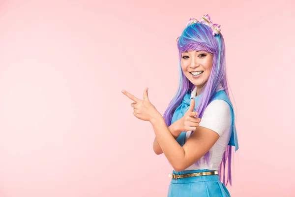 Vrolijke Anime Meisje Paarse Pruik Wijzend Met Vingers Geïsoleerd Roze — Stockfoto