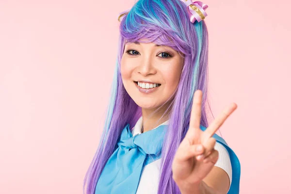 Blissful Asiático Anime Chica Púrpura Peluca Mostrando Paz Signo Aislado — Foto de Stock