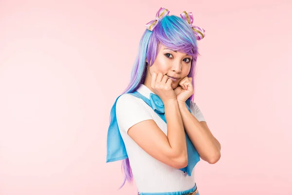 Bastante Asiático Anime Chica Morado Peluca Posando Aislado Rosa — Foto de Stock
