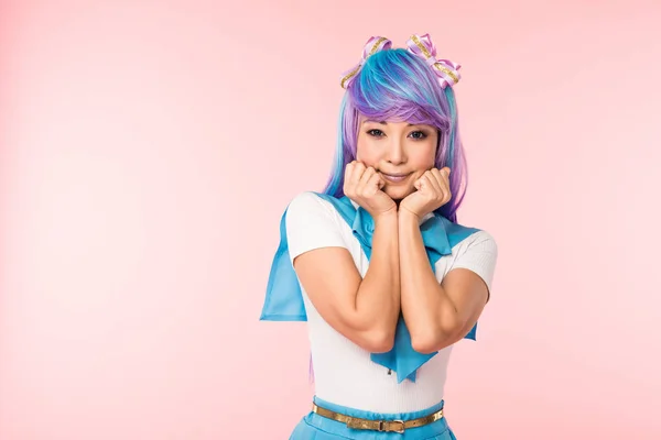 Ziemlich Asiatische Anime Mädchen Lila Perücke Posiert Isoliert Auf Rosa — Stockfoto