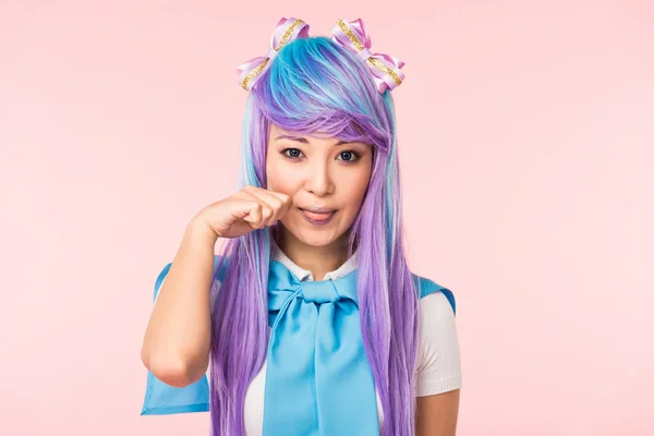 Asiatische Anime Mädchen Perücke Posiert Isoliert Auf Rosa — Stockfoto