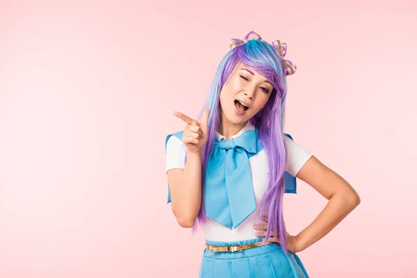 Uśmiechnięta Azjatycka Dziewczyna Anime Pointng Palcem Odizolowanym Różowym — Zdjęcie stockowe