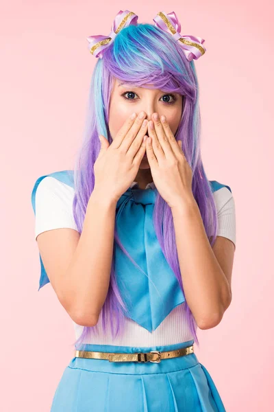 Σοκ Ασιατικό Κορίτσι Anime Περούκα Καλύπτοντας Στόμα Χέρια Απομονωμένα Ροζ — Φωτογραφία Αρχείου
